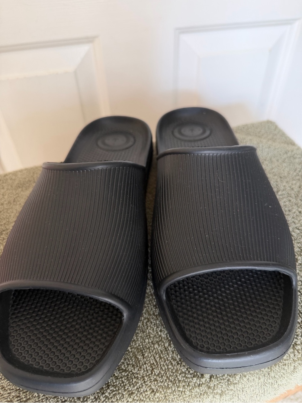totes Men's Black Ribbed Slide Sandals